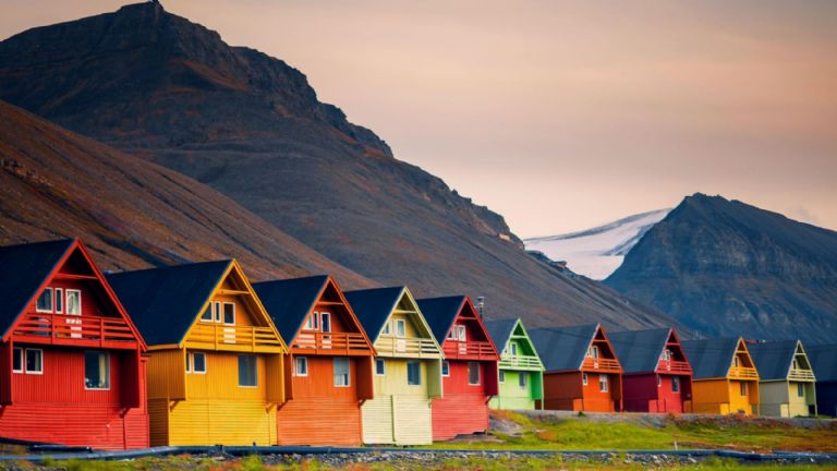 cronopiatw's tweet photo. ¿Sabían que hay un lugar en Noruega en el cual esta prohibido morirse? Así es, como estan leyendo:

Longyearbyen esta ubicada en la isla Spitsbergen, una de las tres islas habitadas de todo el archipiélago. Este pueblo cuenta con poco más de dos mil habitantes+ https://t.co/4oktxwb59i