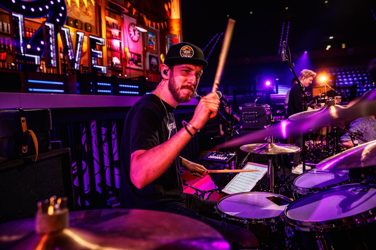 Vrienden van Amstel Live rehearsals full send 🚀 Zo fijn, maar ook een tikkie onwerkelijk om hier te zijn!
En ik ben vast de eerste óóit die in een Metallica t-shirt met Willeke Alberti heeft gerepeteerd, dat was in ieder geval helemaal te gek 😇
#vval #vval2022 #vrienden #amstel