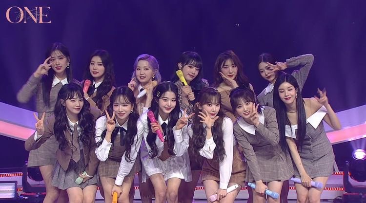 cynhourly's tweet photo. selcas of yena with all the iz*one members - a thread before she becomes a soloist https://t.co/ZJgxEI6OVv