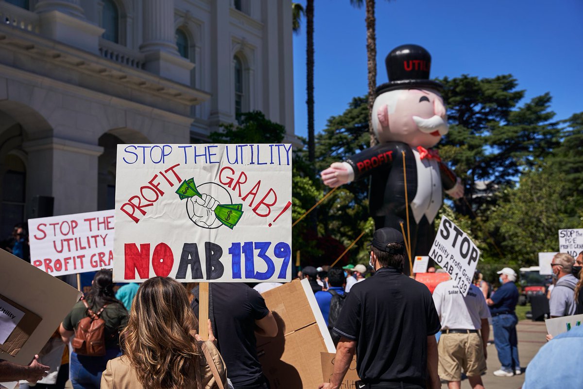 LastChance_CA's tweet photo. We're calling on @GavinNewsom @CaliforniaPUC to stop the #UtilityPowerGrab and #SaveSolar!
California is proposing to charge people a monthly penalty fee for putting solar panels on their rooftops. https://t.co/8MFZKZy8FS