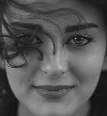 "عيناكِ بيتٌ لا يُقَالْ
شطرانِ من عمقِ الجمالْ
فوقَ احتمالاتِ الحقيقةِ
وانفعالاتِ الخيالْ"❤️

(إبراهيم الصواني)