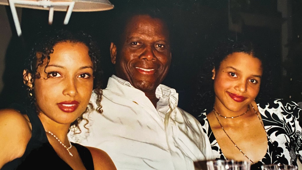 THR's tweet photo. As the world says goodbye to a titan of cinema, Sidney Poitier, his daughter Anika remembers the tender family moments: his guidance, his compassion and, above all, his infectious laughter https://t.co/EuXO7y6PO9 https://t.co/5h6jPqM5iH
