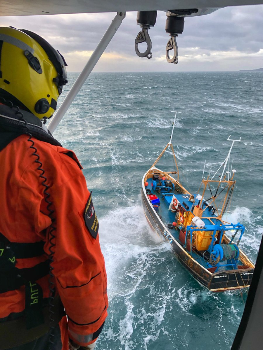 DaveWCurrie's tweet photo. Should any HCPC Paramedics fancy doing the coolest job in the world, click on the link below to apply for the new UKSAR Winch Paramedic Cadetship intake. Pre-hospital care and winch rescue from all the difficult to reach parts of the UK; boats, cliffs, mountains, THE SEA!!!… https://t.co/CsVuOanVRK