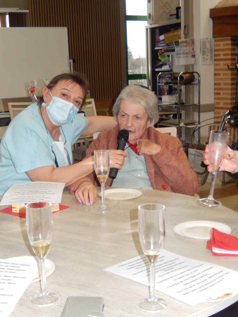 PareResidence's tweet photo. Jeudi 06/01, lors d'un après-midi festif de partage de la galette des rois, Mme Bouvier, directrice, pour son dernier jour sur l'établissement, et Mme Demay, directrice par Intérim, ont profité d'un travail en commun pour adresser leurs vœux aux résidents. Un beau moment partagé https://t.co/OMViUiZCy5