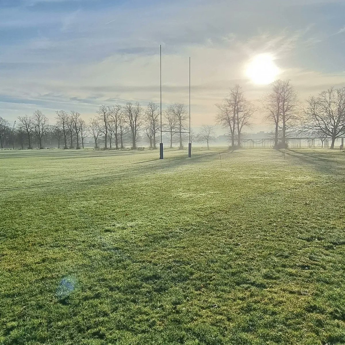 strachs01's tweet photo. @BarnElmsSC this morning view. #morningfrost #sunrise #work #cold https://t.co/CX5CGfbYur