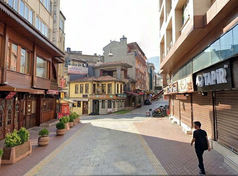 Bursa Setbaşı, Ünlü cadde.
1930 ve 2020