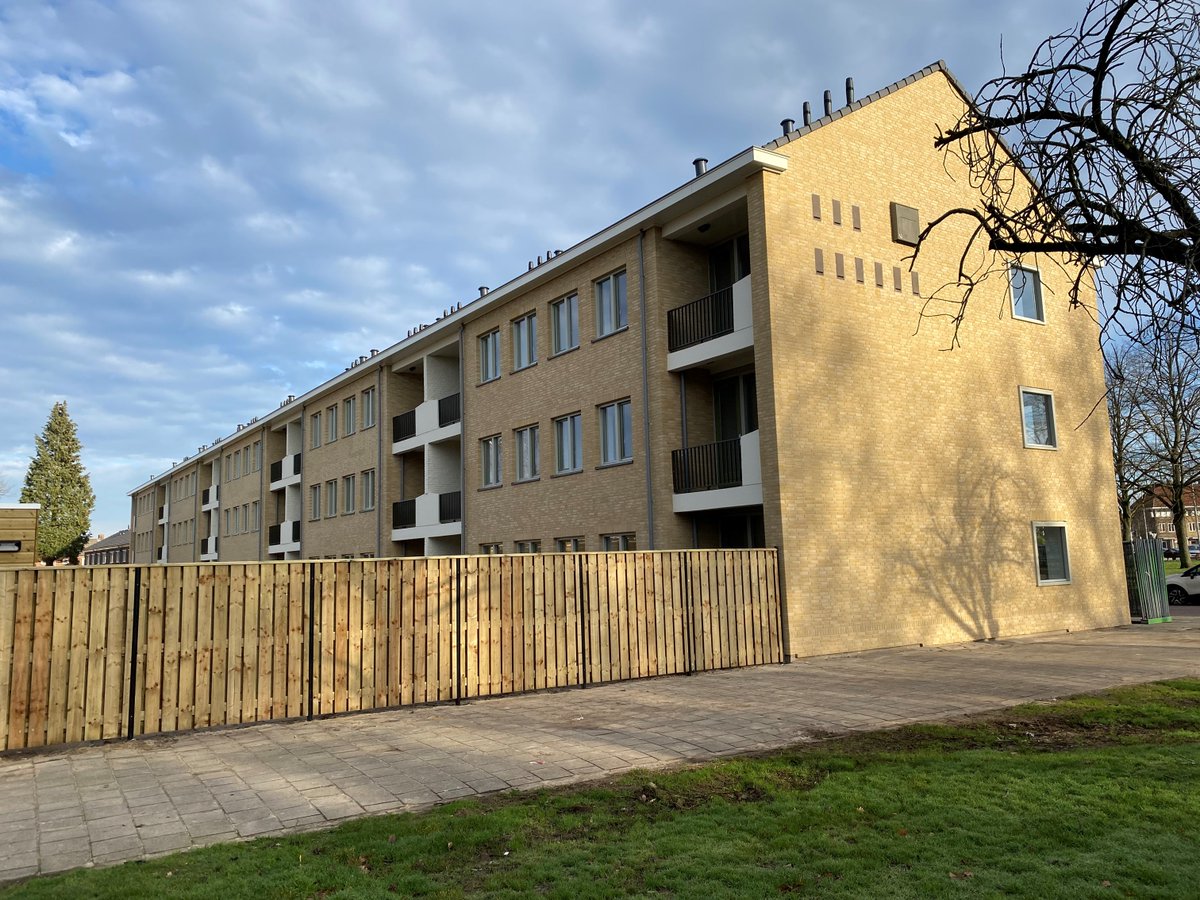 Wooninc's tweet photo. Een zonnige oplevering van ons mooie renovatieproject aan het Floraplein! Gisteren leverden we de eerste gerenoveerde appartementen op aan de nieuwe huurders. Volgende maand wordt de laatste fase opgeleverd. 
https://t.co/CiKFP0Wypl https://t.co/gcFDUtU4Cy