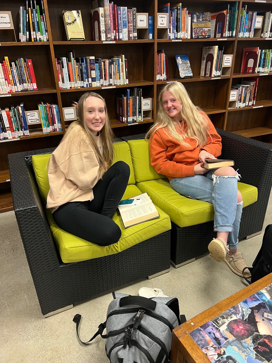 MountaineersMC's tweet image. Every day is a great day to #DropEverythingAndRead
Mrs. Sellers is including some DEAR time to help our students strengthen their reading skills and foster their love of reading. #highschoolreaders #hhsistheplacetobe