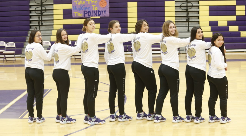 ELPASO_ISD's tweet photo. .@packers Aaron Jones surprised the @Burges_Mustangs varsity girls’ basketball 🏀  team with new purple Adidas basketball shoes!

The top ranked 5A team in the city &amp; 13th ranked in TX dedicated their season to Jones’ dad Alvin Jones Sr.  ➡️  https://t.co/Ertmpi50P3 #EPISDProud https://t.co/hgcGiy2BFD