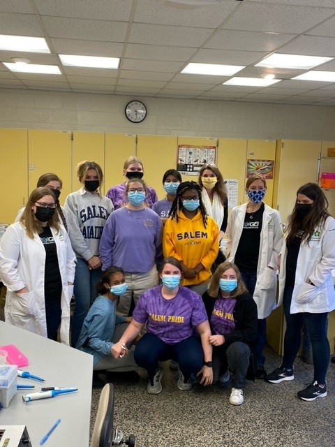 GeneEditingDE's tweet photo. #GirlsInSTEM and #WomenInSTEM ROCK!

Here are some @SalemAcademy students and our own lab members celebrating science and the hope that #geneediting brings to the future of health and medicine--and these girls' potential careers in science. https://t.co/C2lPrVK6lR