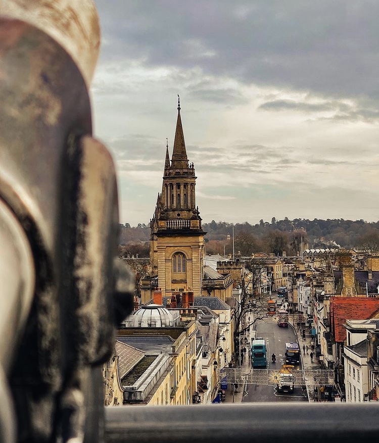 Views of the city from Carfax Tower 🏙... 

📸 @avdc_ on IG  

#oxforduk #oxfordshire #viewfromthetop #viewfromabove #towerviews #carfaxtower ##historicallandmark #landmarkviews