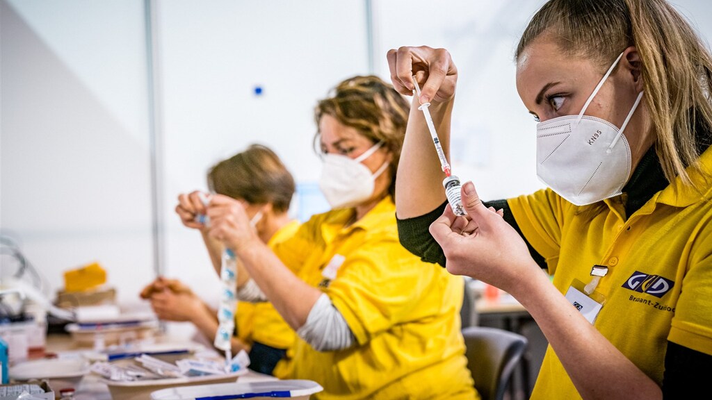 RTLnieuws's tweet image. 1000 meldingen per dag over bijwerking vaccinatie, opmerkelijk vaak over opgezwollen lymfeklieren | Liveblog rtlnieuws.nl/nieuws/nederla…