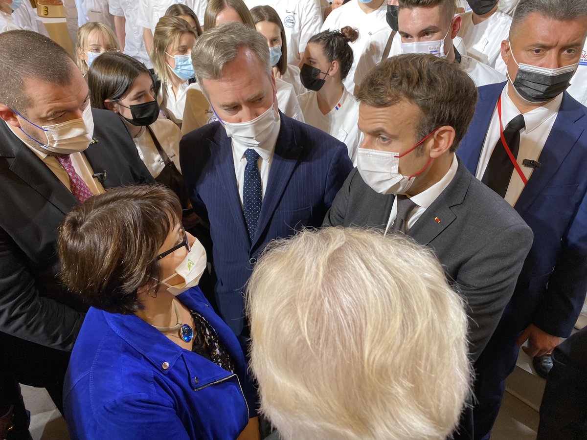 Le Président a salué les acteurs de la chaîne #alimentaire qui tiennent bon depuis 22 mois de #CriseSanitaire 
L’occasion pour moi de lui rappeler que la flambée de ttes les charges impose des hausses des #prix payés sinon faillites en cascades!
Pas de #braderie des prix justes !