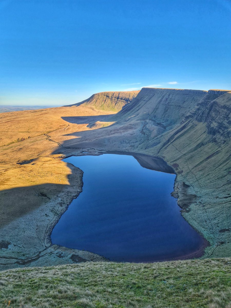 welshmummabear's tweet photo. Had the best day up in the mountains today 👍🏴🌞👌🥰 12km hike with views to die for at every turn. Absolutely perfect weather conditions and lovely people to chat to along the way 🤗🤗 #wales #llynyfanfach #breconbeacons #godsowncountry #viewstodiefor #stunning https://t.co/JIQPr3eJfA