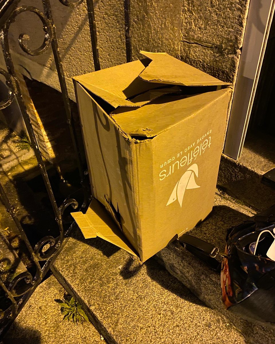 PunkeeJudester's tweet photo. My best friend sent me a birthday present using @Telefleurs and this is what I got! Disgraceful !! #telefleurs #badservice #donotusethiscompany https://t.co/mw3kb7rmb3