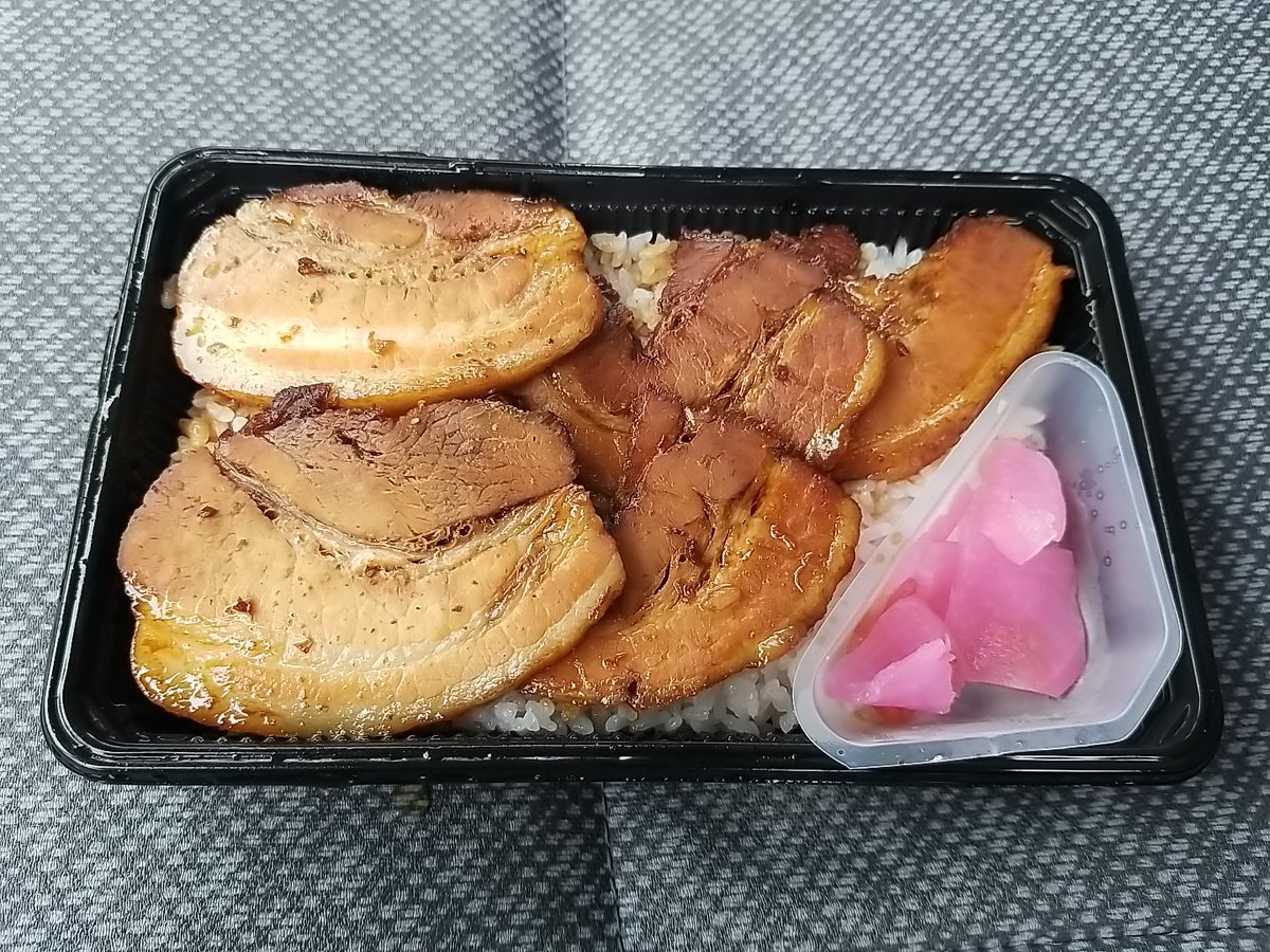 としまや弁当 おゆみ野 チャーシュー弁当720円 京葉道路蘇我インターそば お馴染み千葉県のソウルフードとも言われるチャー弁。 大判で柔らかいチャーシューは甘めで止まらなくなる。 チャーシュー