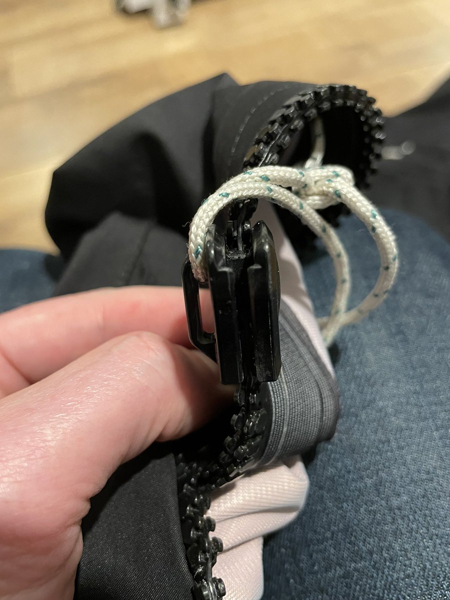 ashleyhunter15's tweet photo. @ykkfasteners any advice on how to fix this? The product is fairly new. https://t.co/tM9GWmJ4jA