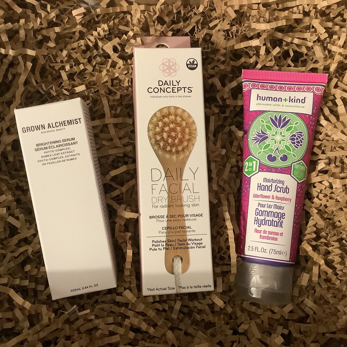 RiShellz1985's tweet image. Received this mini box for free with my Winter FabFitFun Box 💕
Thanks @FabFitFun for the great deal and for the free mini box ❤️
.
.
.
#fabfitfun #fabfitfunbox #fabfitfunminibox #grownalchemist #dailyconcepts #humankindskincare #subscriptionbox
