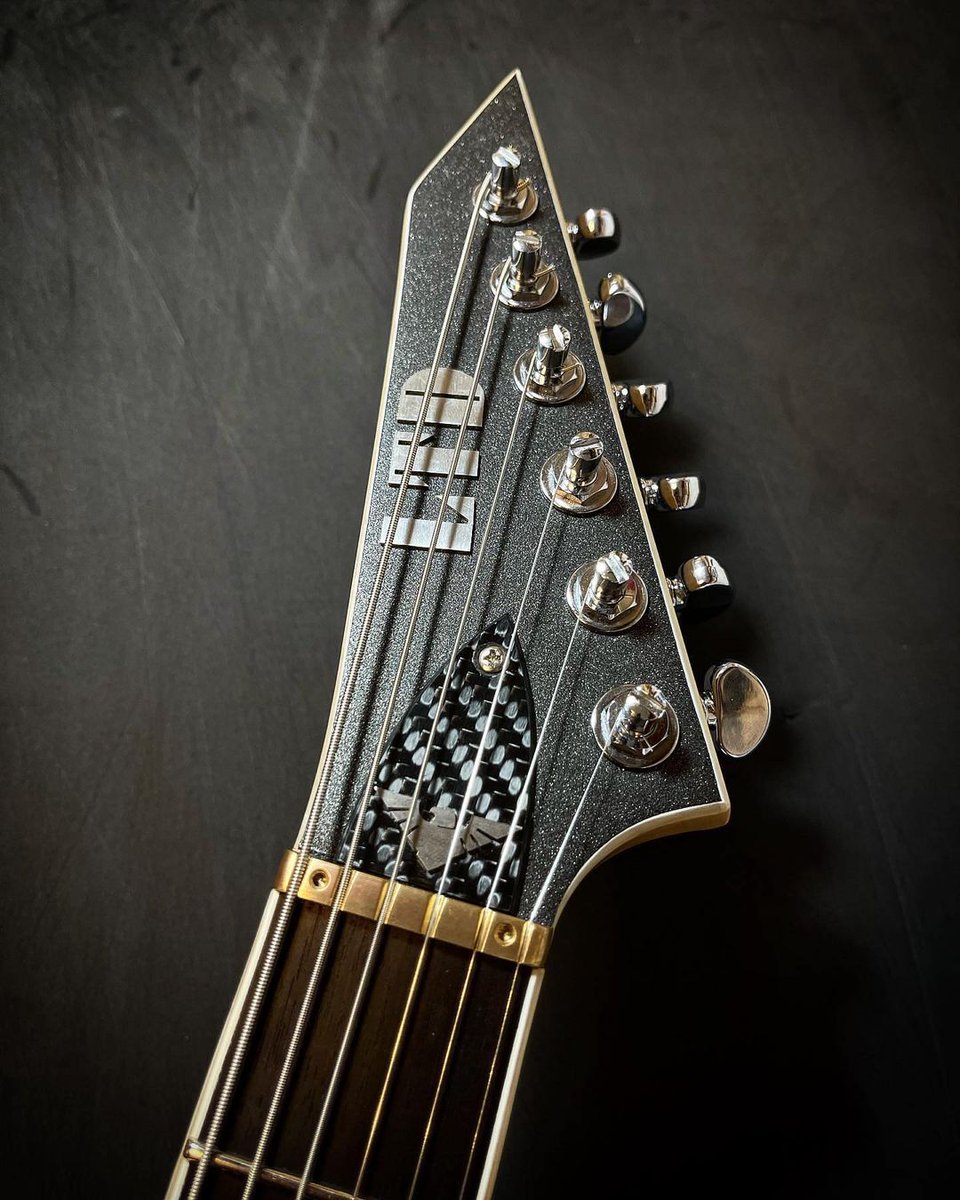 EverTune8's tweet photo. We really didn't think the @ESPGuitarsUSA LTD Ken Susi signature model could get any cooler. It's a totally state-of-the-art machine. But then we saw this one. Damn! 🥰

Photo by luthierpl on IG. #evertune #espguitars #guitarmods #emgpickups #kensusi #6string #superstrat #guitar https://t.co/e0MFIXr3MK