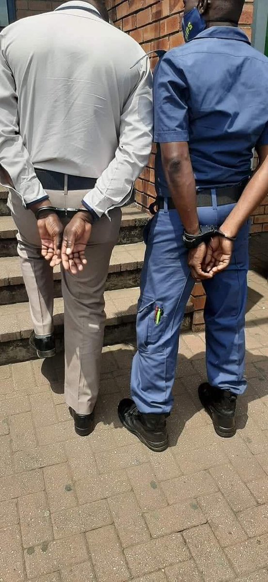 JeffDumisani's tweet photo. #Hawks arrested @HomeAffairsSA immigration officers, one policeman and a Mozambican woman for crime activities at the Lebombo border. 
These are the kinds who allowed illicit cigarette, stolen cars, illegal migrants through. 
Welldone to all involved @SAPoliceService 👏👏 https://t.co/Kq2ogzhcUF