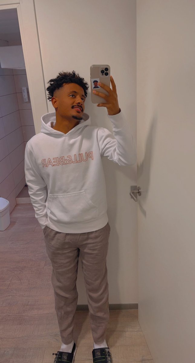 azzoooz1010's tweet photo. 🖤🖤 https://t.co/UhHpdropgg