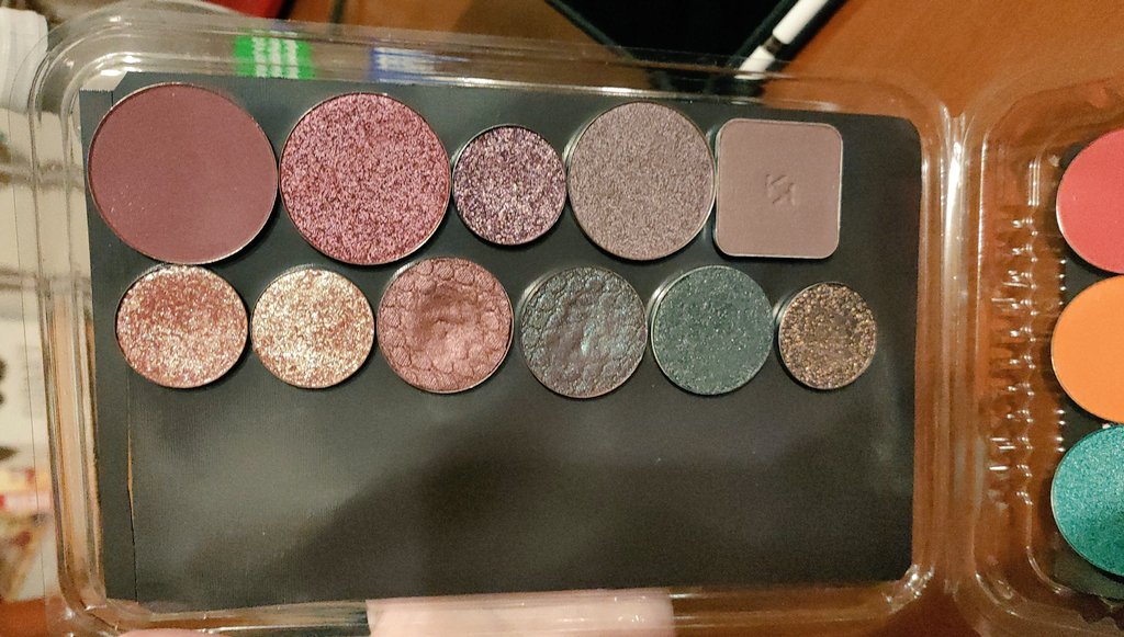 Orikame90's tweet photo. Junto a las sombras de @krashkosmetics he puesto los turbo pigmentos de #constancecarroll y las sombras de @ColourPopCo (hay una margi de @KikoMilanoES ) https://t.co/67wI9gS8TQ