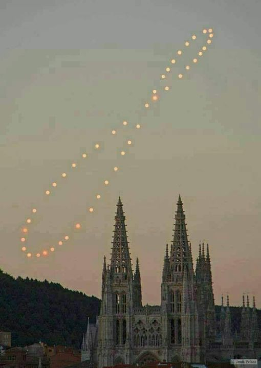 Sono 48 foto sovvrapposte del Sole. 
Scattate durante un anno, una a settimana, nello stesso luogo e alla stessa ora. Il punto più in alto è il Solstizio d'estate e il punto più basso è il Solstizio d'inverno.
Il risultato è il simbolo dell'Infinito!