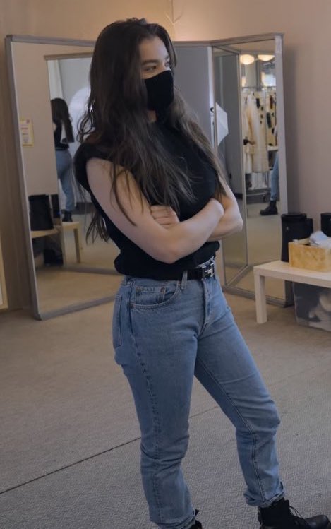 huntfeldx's tweet photo. the hailee steinfeld urge to cross her arms in any situation https://t.co/7bAWd7A15z