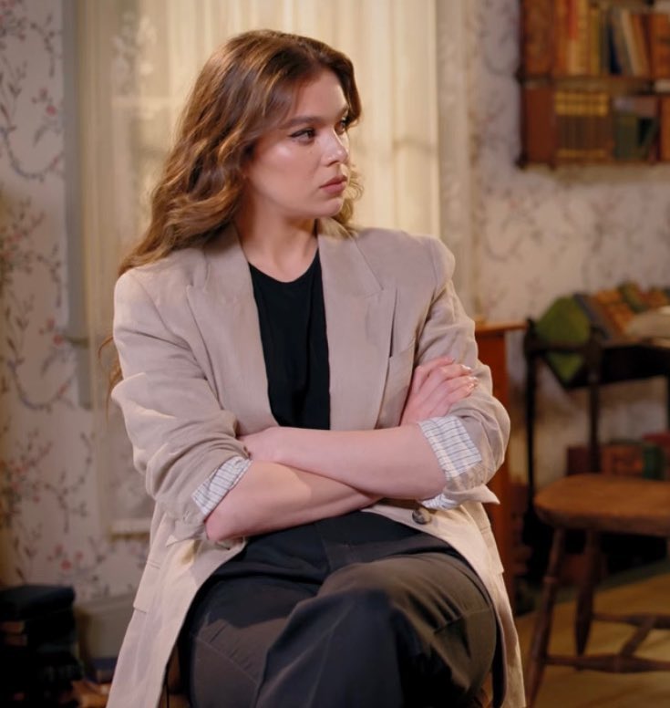 huntfeldx's tweet photo. the hailee steinfeld urge to cross her arms in any situation https://t.co/7bAWd7A15z