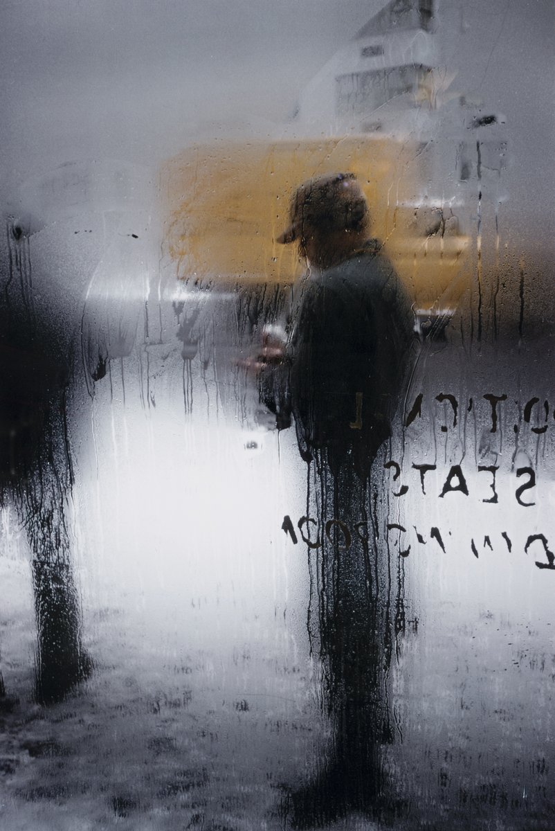 MoCP_Chicago's tweet photo. Saul Leiter, who worked throughout his life as a fashion photographer, gained notoriety for his vibrant color street photography later in life. His photograph Snow is our #MoCPCollection Image of the Week.

Image: Saul Leiter, Snow, 1960. https://t.co/TDlopt5XA4