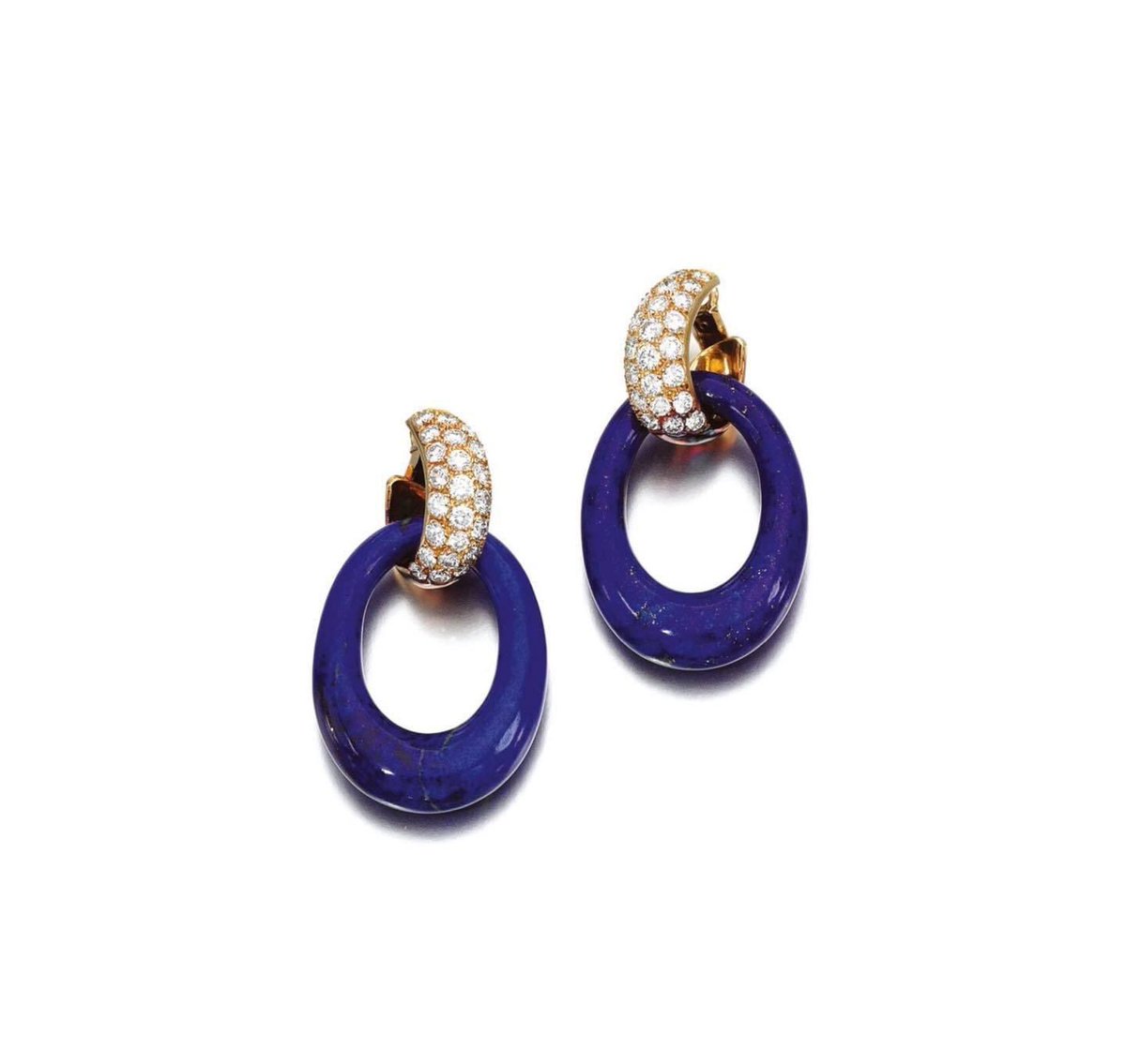 #News 🔎 Las antiguas Gemas de la montaña azul a las que nadie puede acceder.  Lapislázuli.
.
.
#News 🔎 The ancient Gems of the Blue Mountain that nobody can access.  Lapis lazuli 

📸 Earrings and watch BOUCHERON 
Ring by JAR © Christie's