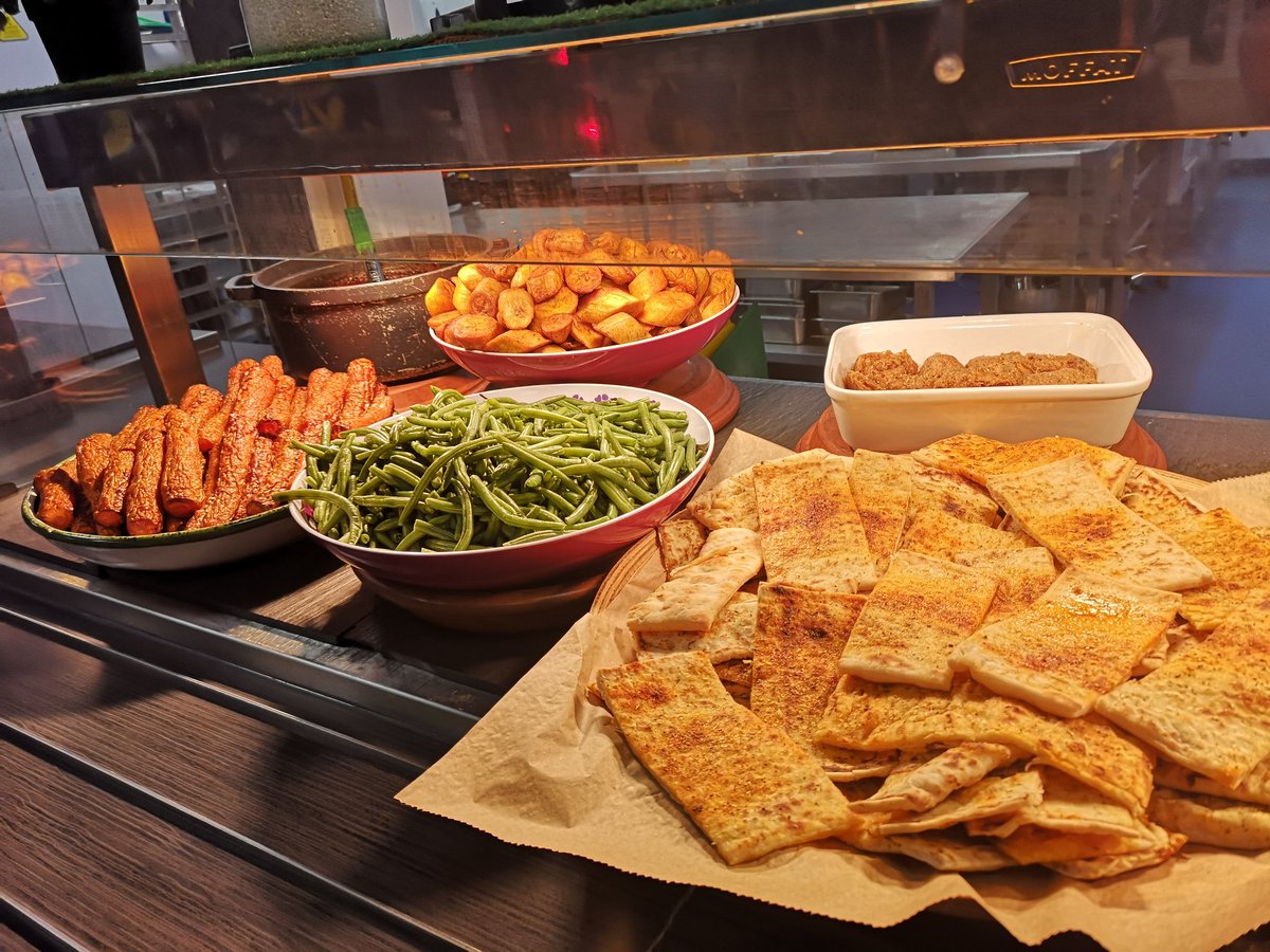 Tea tonight for the <a href="/HA_SnrBoarding/">Haberdashers’ Adams Senior Boarding</a> house <a href="/HabsAdamsGS/">Haberdashers' Adams</a> Nigerian themed evening. Went down a treat with students and staff. @Academy_Food_UK @ServestFoodCo <a href="/AtalianServest/">AtalianServest</a>