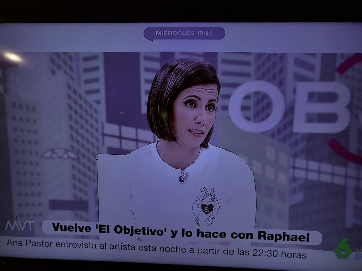 Esta sudadera que llevaba hoy <a href="/_anapastor_/">Ana Pastor 🇪🇸</a> es el modelo ‘Amor castúo’ de Pan y chocolate. instagram.com/panychocolate1… La marca la creó una autónoma extremeña que se buscó la vida después de que la pandemia redujera sus ingresos a 0. Diseño de otra extremeña, <a href="/AlbaDeliz/">Alba Deliz</a> Ole por ellas!