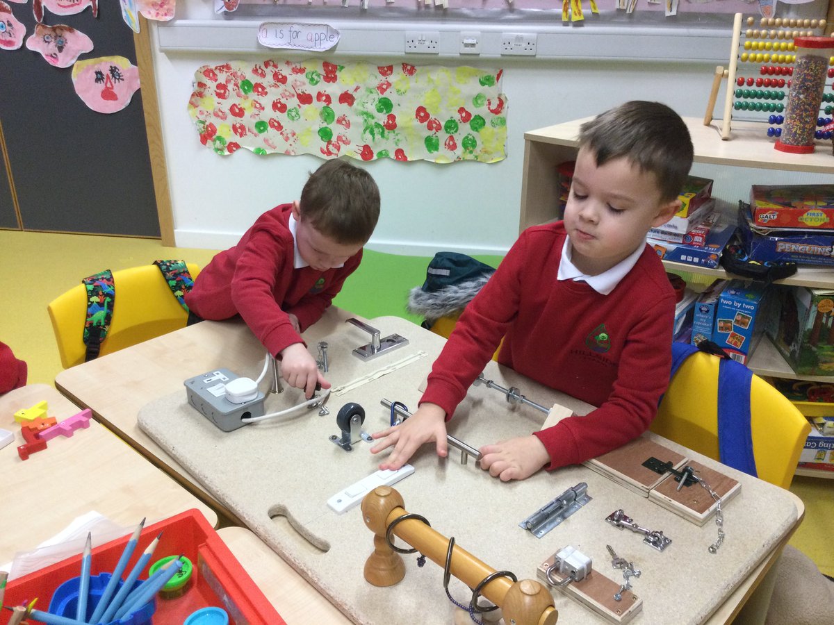 #P1MWHILLSIDE are exploring the new ‘tinkering table’ made for us by the very good friend of Hillside School, Graham from <a href="/PortlethenMS/">Portlethen & District Men's Shed</a>. Lots of learning, exploring and most importantly fine motor development for the children, whilst having lots of fun! Thank you Graham! 🙏 😊