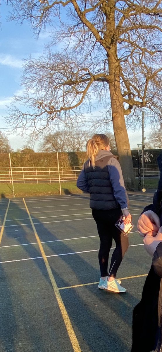 MissBeddow_PE's tweet photo. Netball umpiring and cold weather is back 🏐🥶 https://t.co/vXctMSb2JH