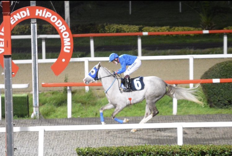 Yetiştiricisi ve sahibi olduğumuz kısrağımız Dilsu(Turbo-Yelhanım) maiden 1500 m sentetik pistteki yarışını jokeyi H.Karataş idaresinde kazanmıştır.<a href="/ECukurkas/">Emrah Çukurkaş</a>