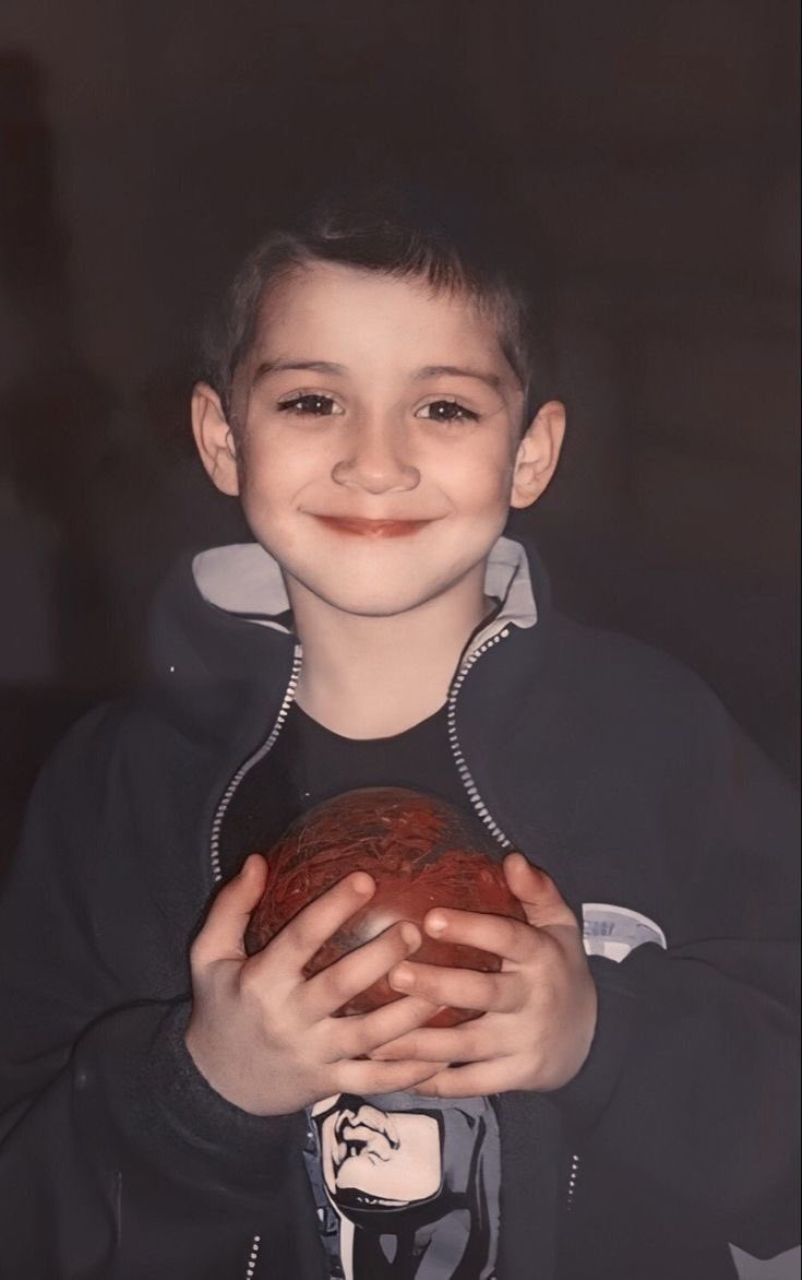 evermoreyn's tweet image. happy birthday zayn! i love you so much and thank you for making my life so much better. you're a big inspiration for me to become a singer one day. you're amazing and never give up.