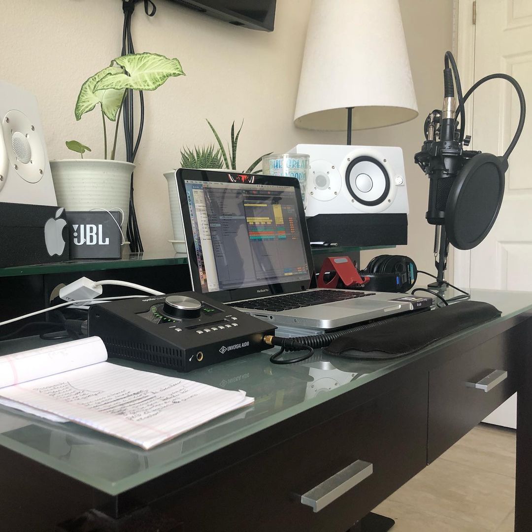 UAudio's tweet photo. Where do you feel most creative?
๐ธ https://t.co/V0Pdm0n9p2
#UniversalAudio #UniversalAudioApollo #ApolloTwin #ApolloInterface #AudioInterface #AudioGear #WFH #HomeStudio #ApolloTwinMkII https://t.co/cv9HfHceU8