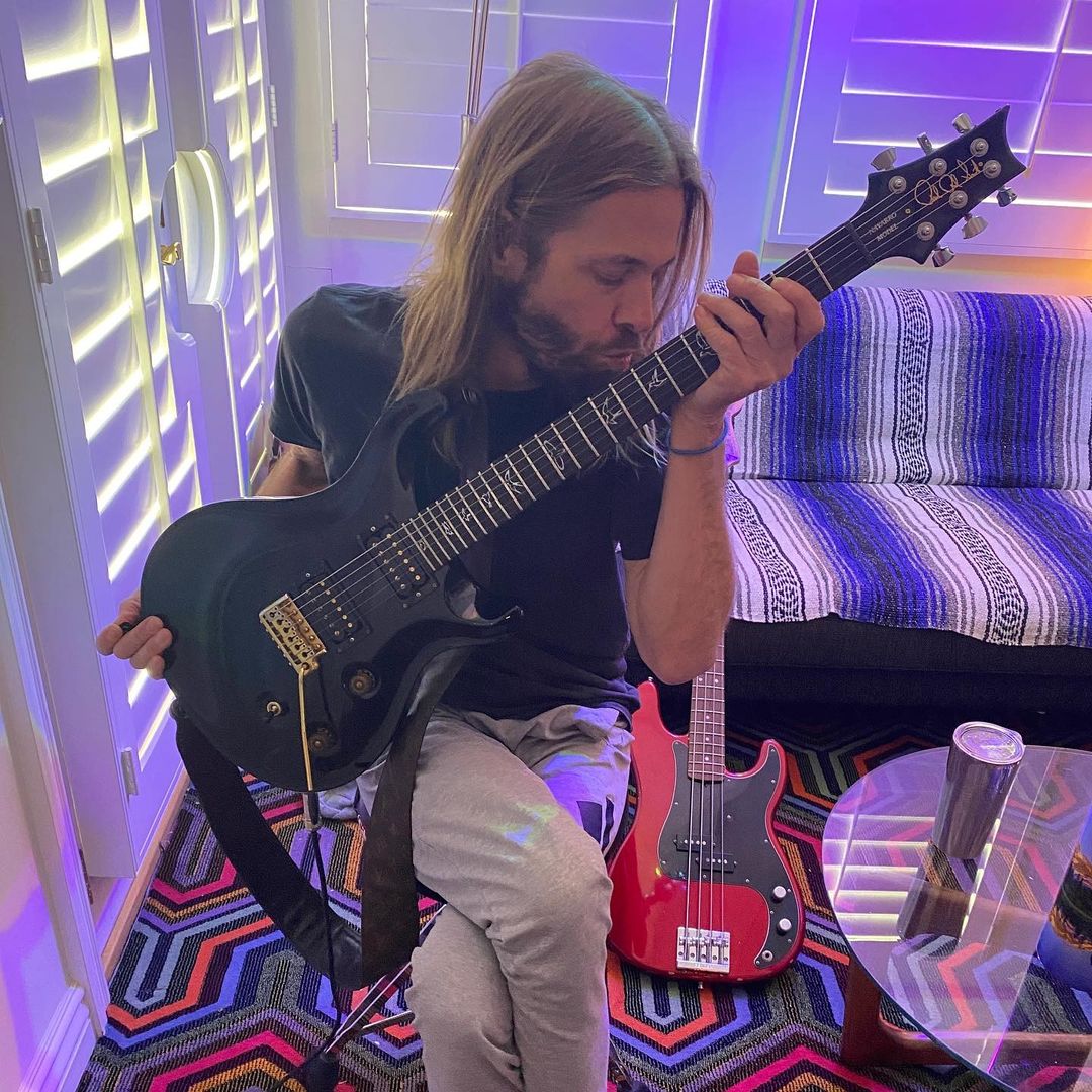 .@taylorhawkins appreciating the glory that is @prsguitars