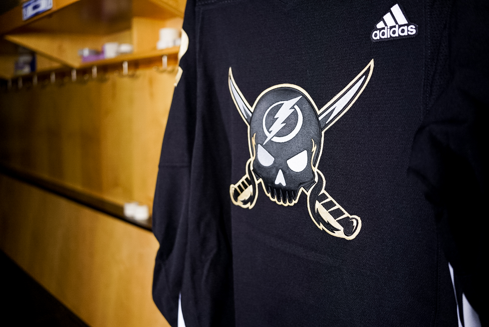 VIDEO: Lightning Reveal SPECIAL Bolts Gasparilla-Style Jersey In Tampa Bay, 95.3 WDAE