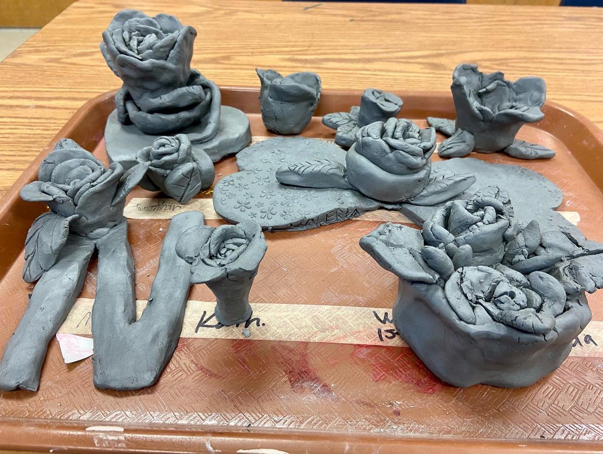 wowartproject's tweet photo. Proud of my creative 5th graders and their unique clay roses 🌹 #clay #arr #arted #artsed #mymisd https://t.co/sCjbjKOJeS