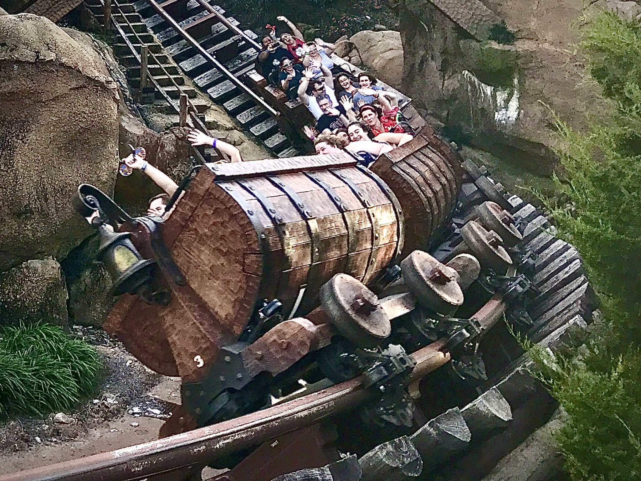 ジェットコースター男 公式 Seven Dwarfs Mine Train 七人のこびとマイントレイン 映画 白雪姫 の七人のこびとらが鉱石を採掘するシーンをモチーフにしたジェットコースター トロッコ型ライドが左右にスイングする珍しい構造のジェットコースターで