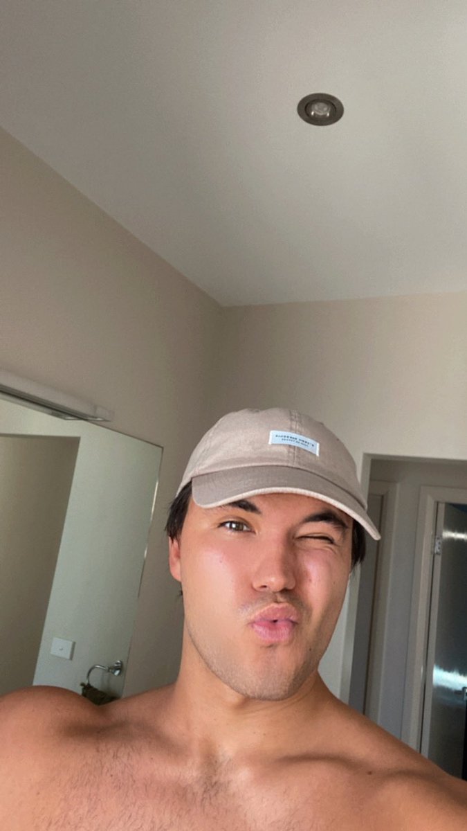 GoodguyCharlie's tweet image. 2022 is going to be the year I work on myself 💪🏽