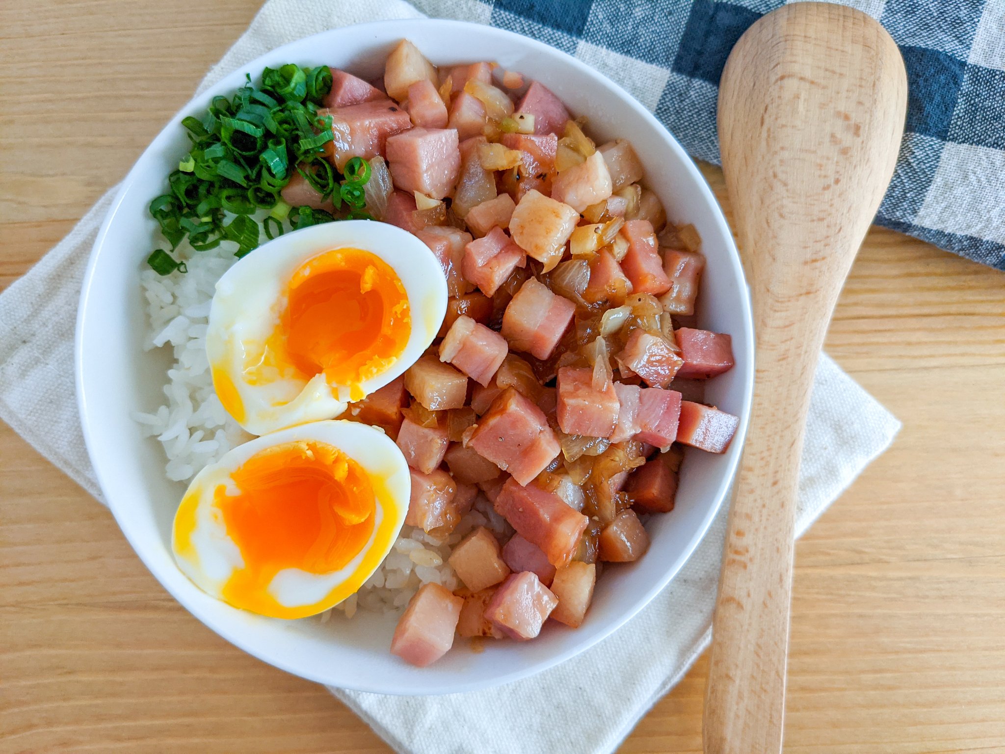 ハマごはん お手軽レシピ ベーコンとポン酢のルーローハン風 沸騰したお湯に卵を入れ中火で7分温め冷水で冷やし殻を剥く フライパンにごま油を入れ中火でベーコン にんにくを炒める 玉ねぎを炒めてポン酢 オイスターソース 鶏ガラスープの素 ハマごはん お手軽レシピ ベーコンとポン酢のルーローハン風 沸騰したお湯に卵を入れ中火で7分温め冷水で冷やし殻を剥く フライパンにごま油を入れ中火でベーコン にんにくを炒める 玉ねぎを炒めてポン酢 オイスターソース 鶏ガラスープの素