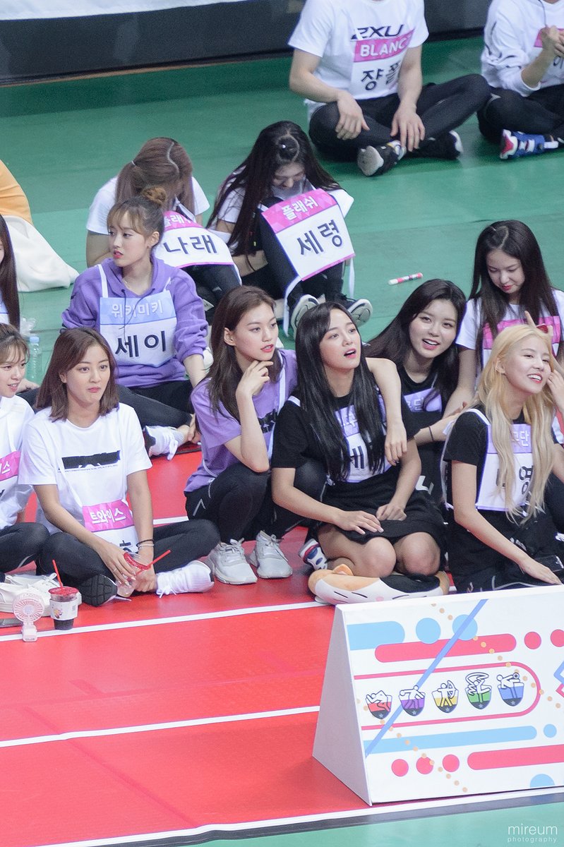 DailySejeong's tweet photo. Sejeong with girls at #ISAC2018 ♡
#KimSejeong #Sejeong #김세정 #세정 https://t.co/41e1ingD14