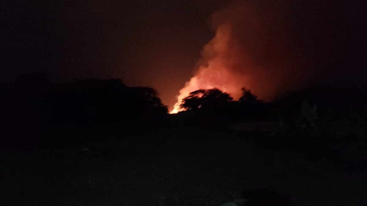 BomberosChone's tweet photo. Se registra un fuerte incendio forestal en nuestro cantón hermano, San Vicente, específicamente en el sector Punta Napo. 

Gran parte de nuestro equipo de Bomberos de Chone y de varios cantones de nuestra provincia intentan controlarlo. https://t.co/uMnGYwjExE