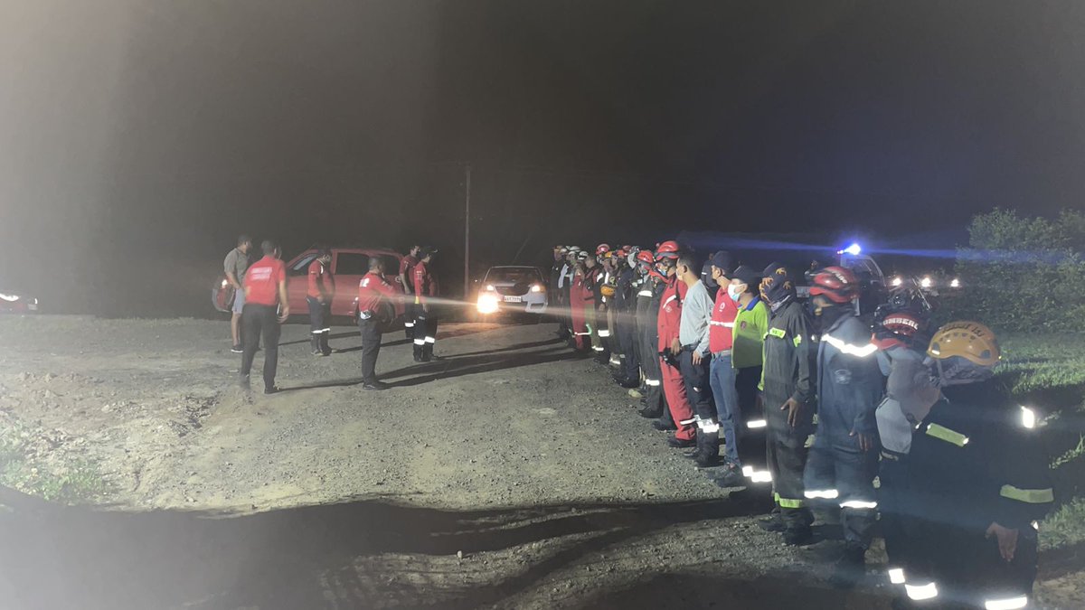 BomberosChone's tweet photo. Se registra un fuerte incendio forestal en nuestro cantón hermano, San Vicente, específicamente en el sector Punta Napo. 

Gran parte de nuestro equipo de Bomberos de Chone y de varios cantones de nuestra provincia intentan controlarlo. https://t.co/uMnGYwjExE