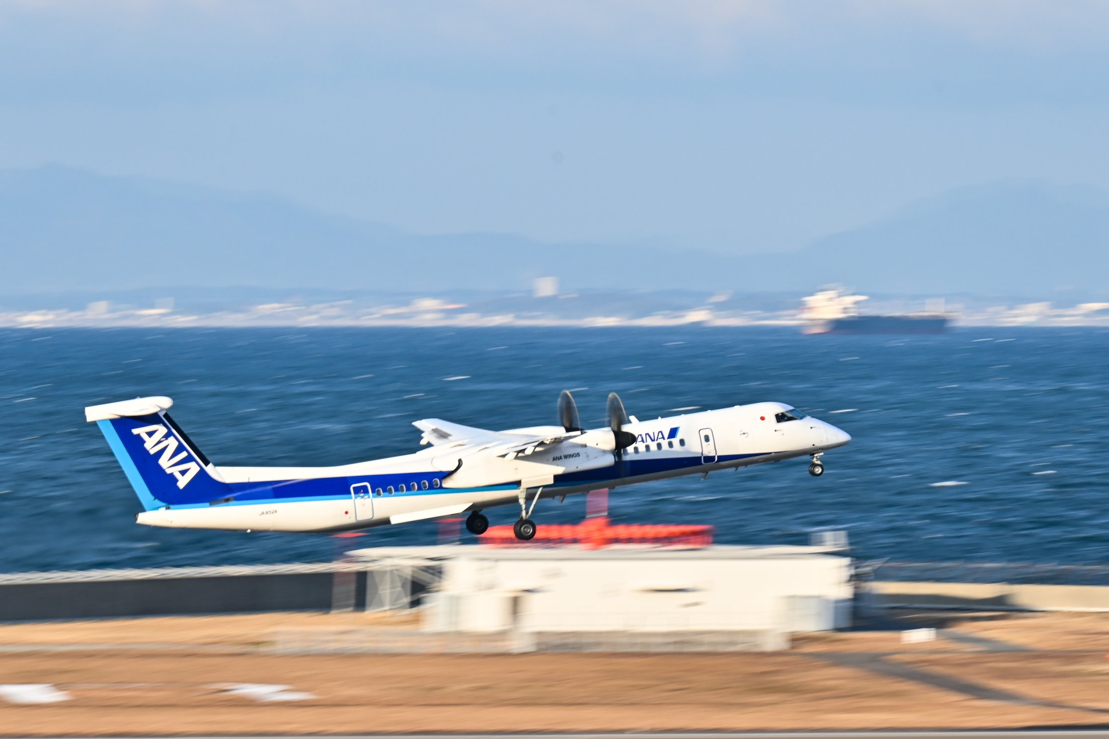 中部国際空港セントレア Ana のボンバルディアが351便として鹿児島に向かって離陸です セントレアは少し風出てきましたが風を切り裂くように力強く上がっていきました T Co U9mbhbkan5 Twitter