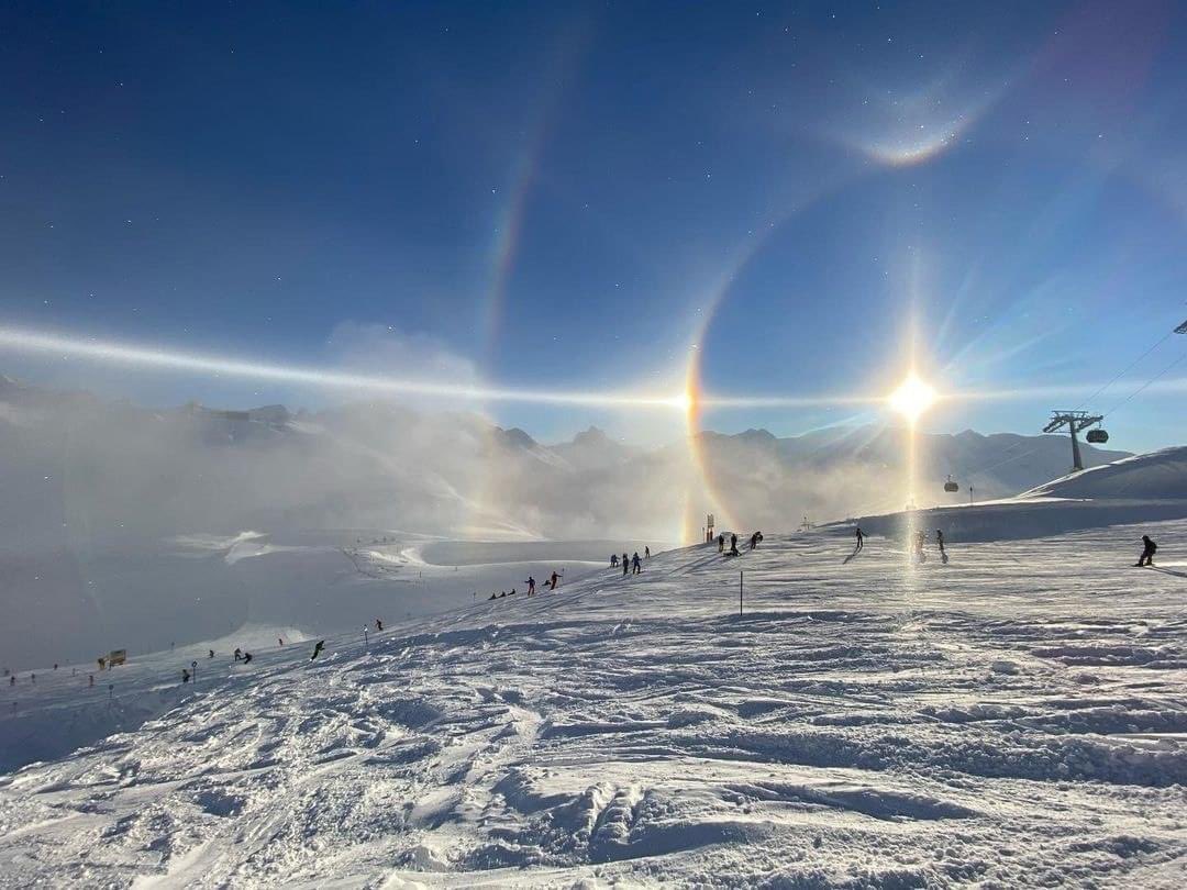 Halo solaire complet dans les #Alpes Tyroliennes en #Autriche, ce 12 janvier. 
 Max Kroneck #parhelie #sunpilar 