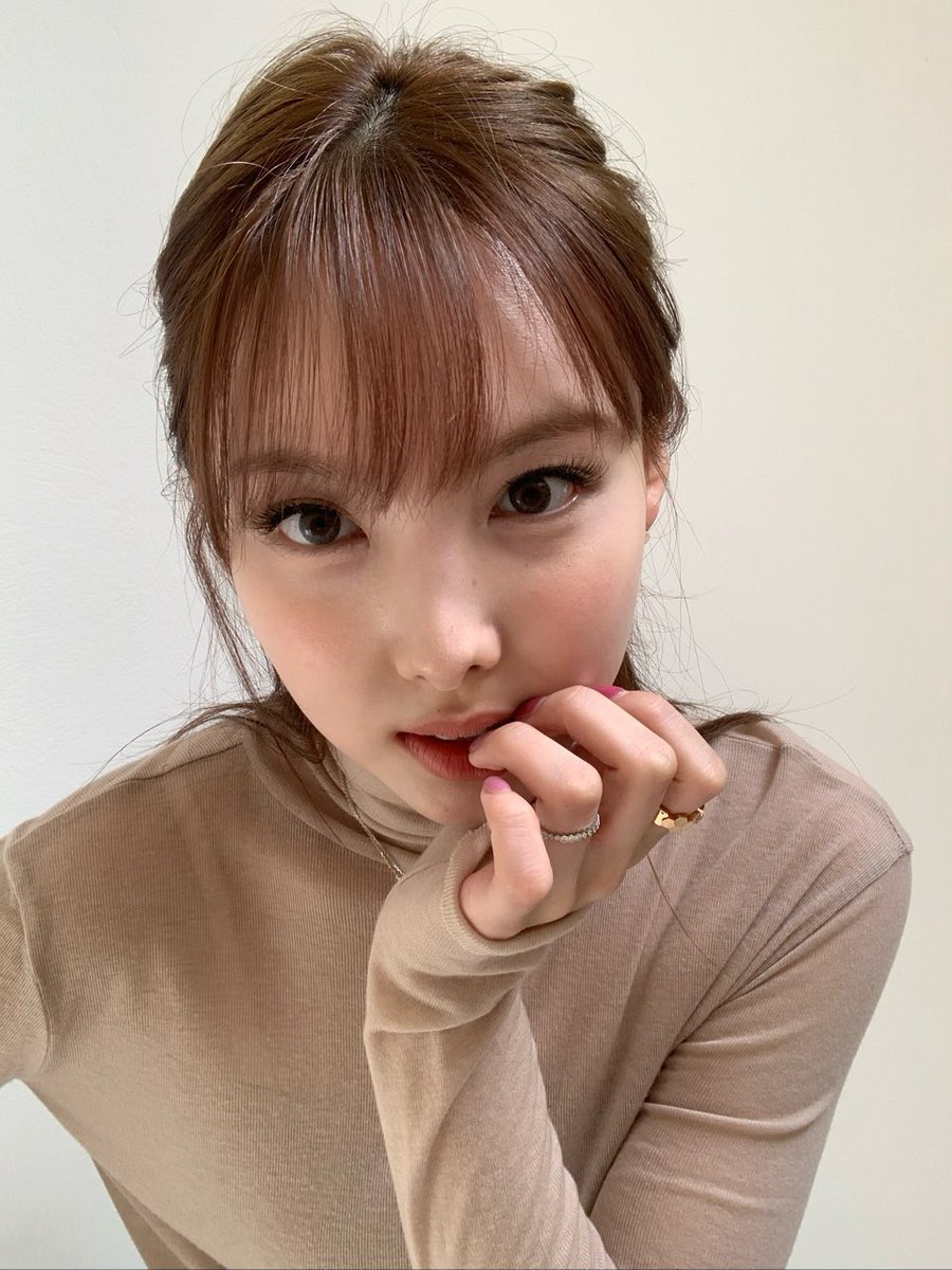 imnayeonarchive's tweet photo. she’s the prettiest https://t.co/pRZwf5VwtI